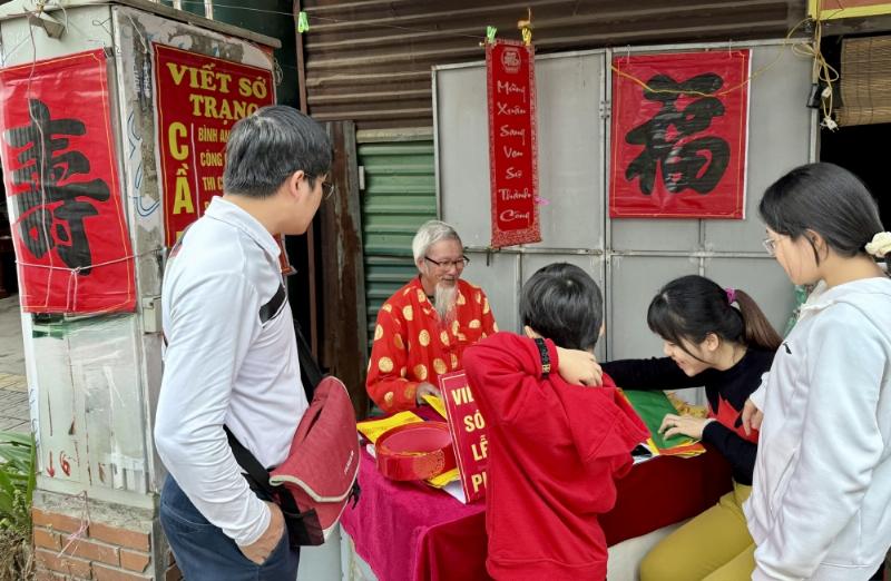 Khung cảnh bên ngoài Phủ Tây Hồ nơi thờ Mẫu Liễu Hạnh, điểm hành hương nổi tiếng